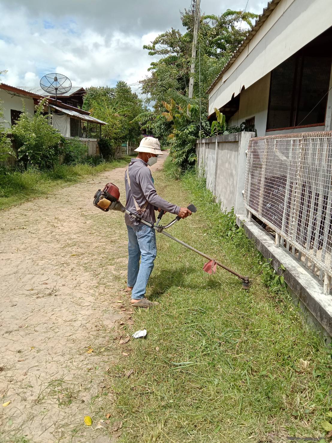 ทีมรถเหลืองตัดหญ้าบ้านหนองสนมหมู่13